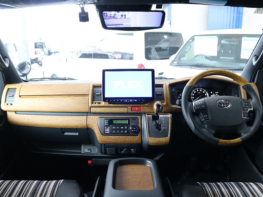 黄木目インテリアパネルセット装着済みで明るい車内に♪♪