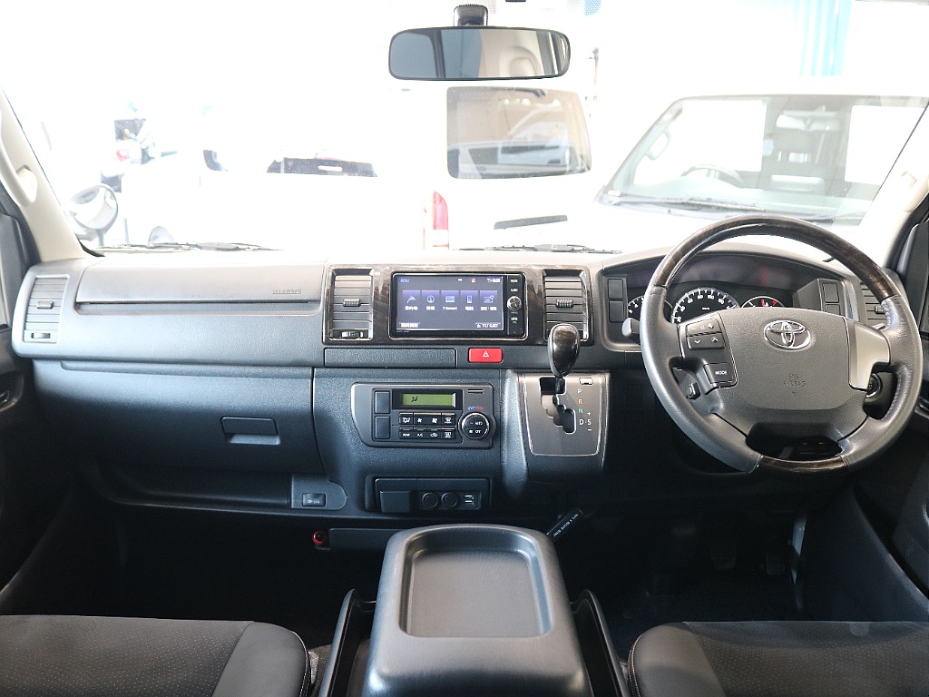 特別仕様車なので高級感のある内装になっています☆