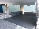 セカンドシートを倒すとベッドとフラット展開が可能です！