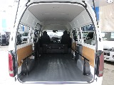 ハイエースならではの広々とした荷室になります！