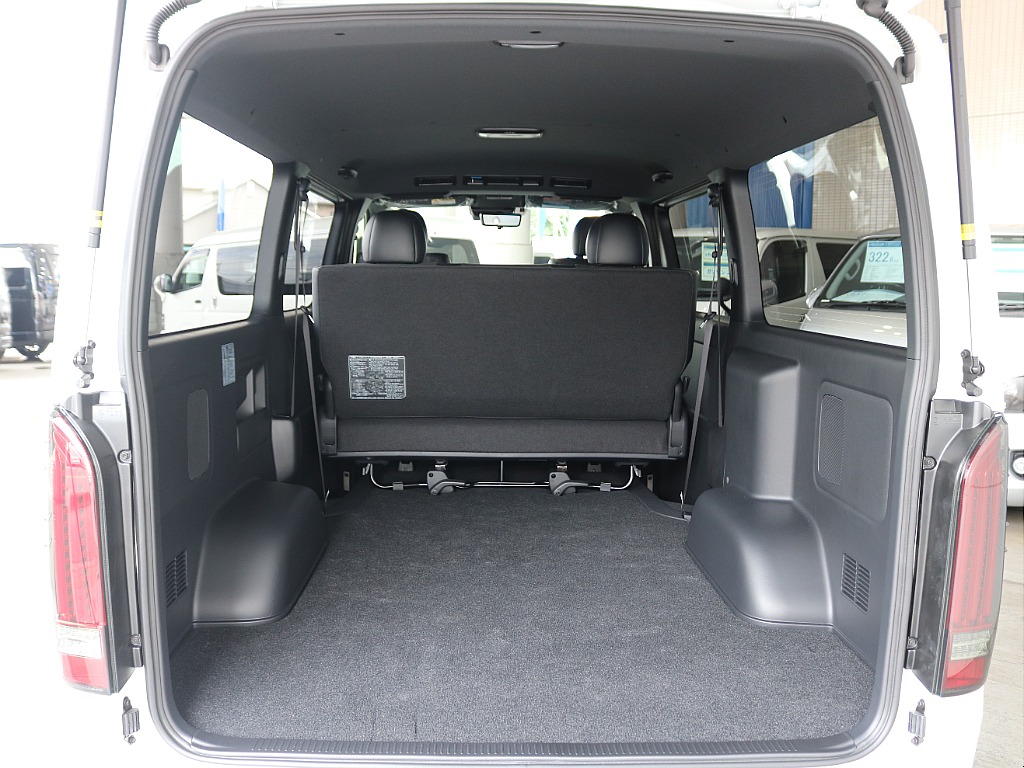 ハイエースならではの広々とした荷室になっています☆