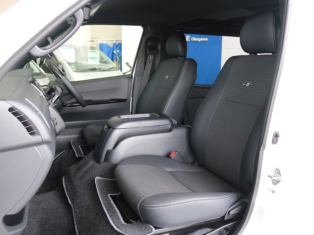 特別仕様車専用のハーフレザーシートになっています！