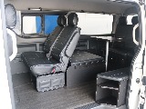 スライドドアの前にスペースがあるので荷物スペースとしても使えちゃいます！