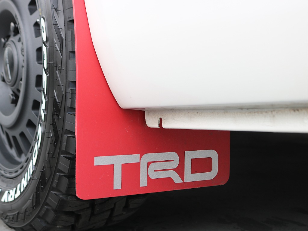 TRDのマッドフラップが装着されております☆