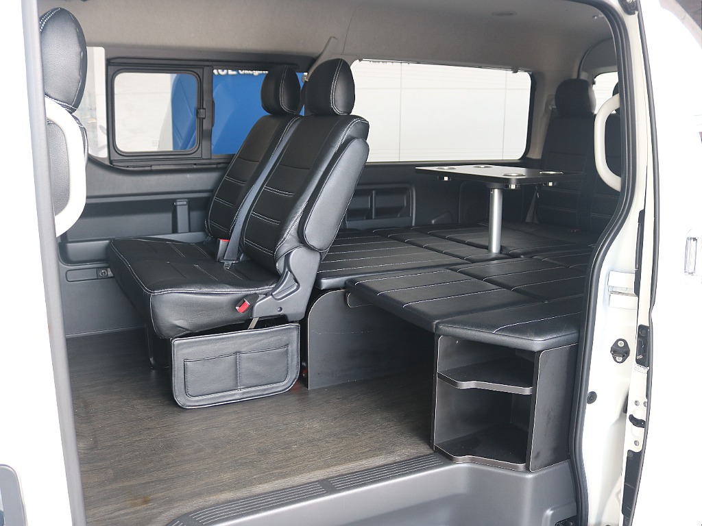 テーブルが装備されており、収納もあるお車になっております！