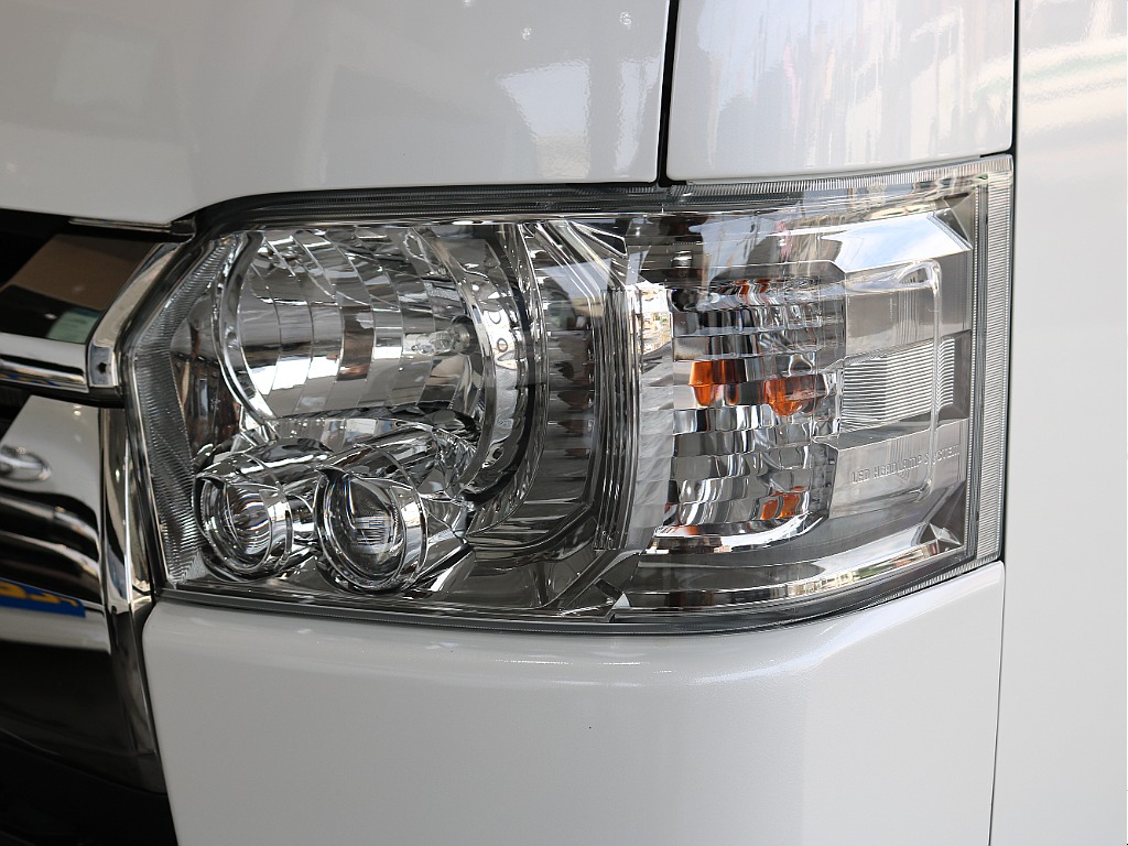 ヘッドライトはメーカーオプションのLEDヘッドライトです☆
