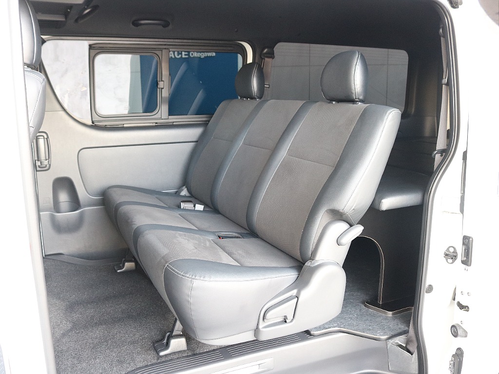 セカンドシートも特別仕様車限定のハーフレザーシートです♪