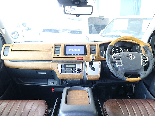 黄木目インテリアパネルセット装着済みで明るい車内空間になっております♪♪