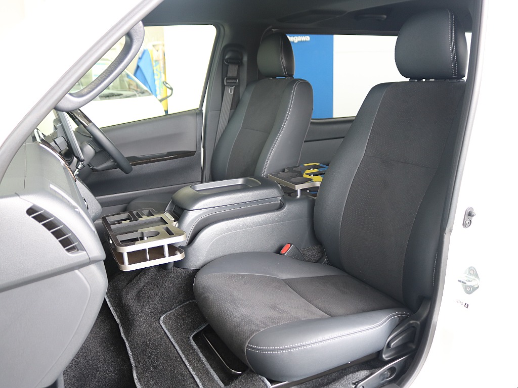 特別仕様車限定のハーフレザーシートになっております☆