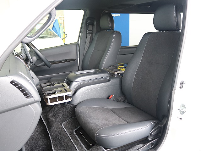 特別仕様車限定のハーフレザーシートになっております☆