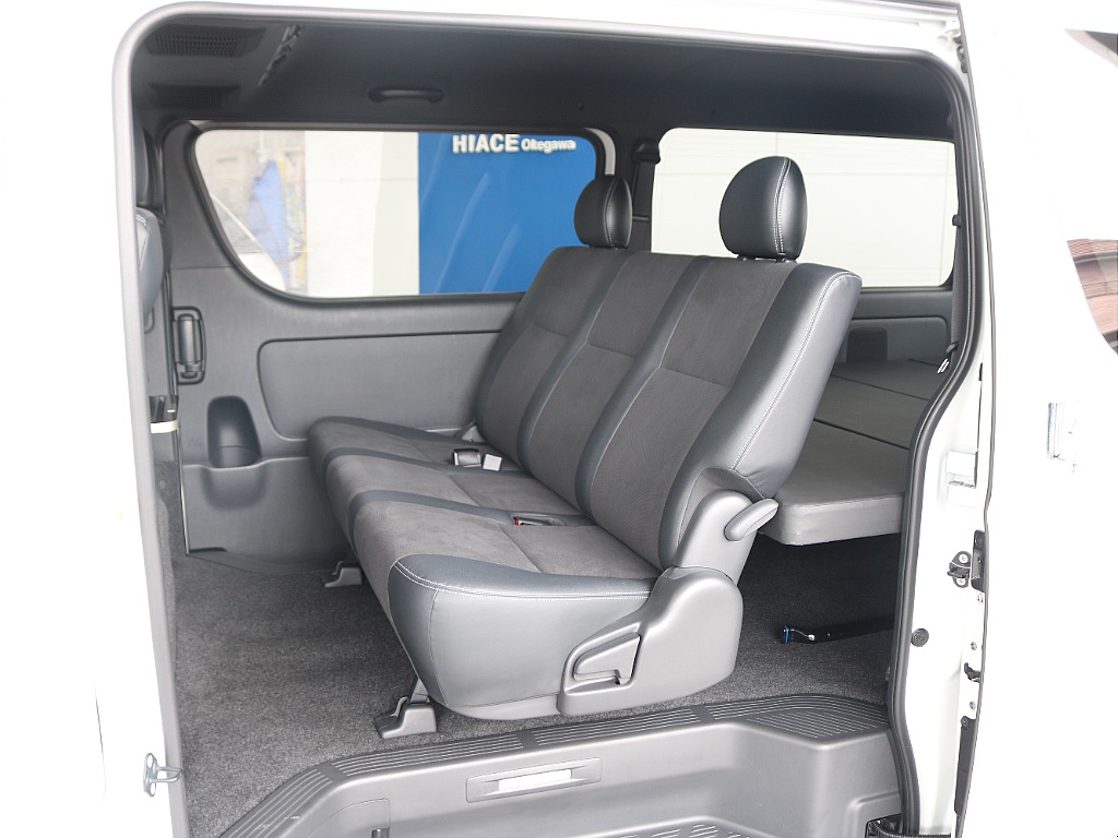 セカンドシートも特別仕様車限定のハーフレザーシートです♪