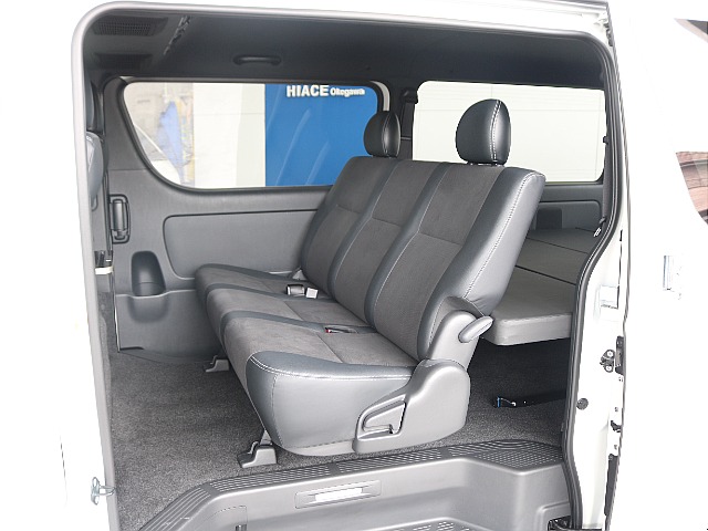 セカンドシートも特別仕様車限定のハーフレザーシートです♪