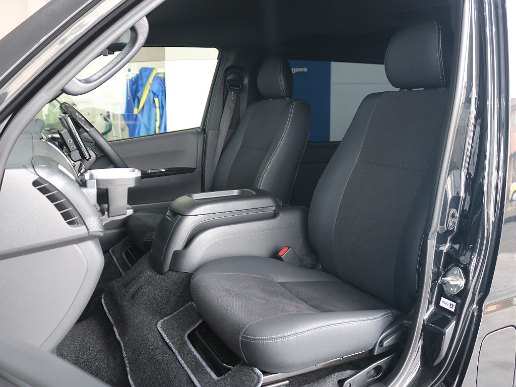 特別仕様車限定のハーフレザーシートになっております☆