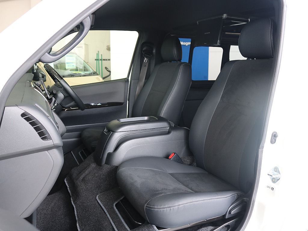 特別仕様車専用のハーフレザーシートになっています♪