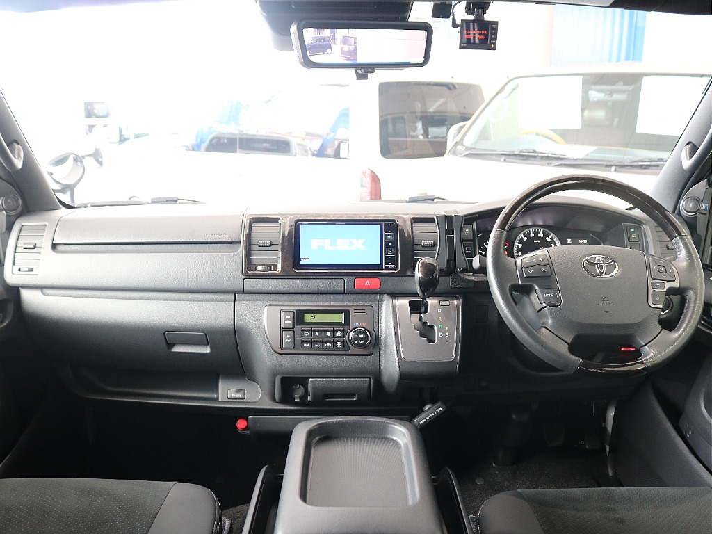 特別仕様車なので高級感のある内装になっています☆