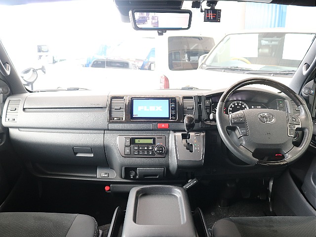 特別仕様車なので高級感のある内装になっています☆