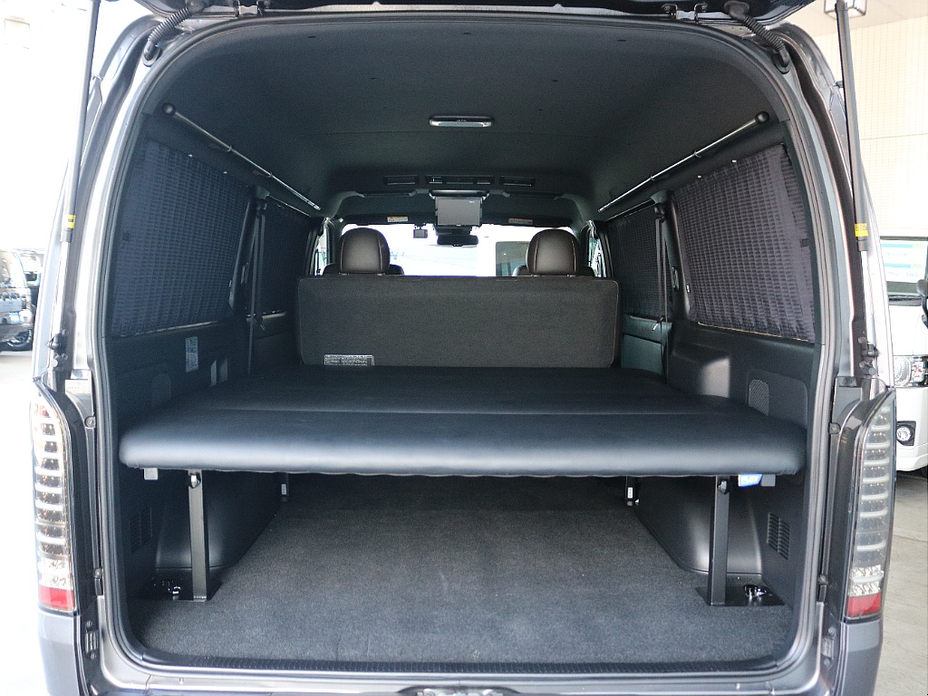 カーテン装着済みですので車中泊も可能です♪♪