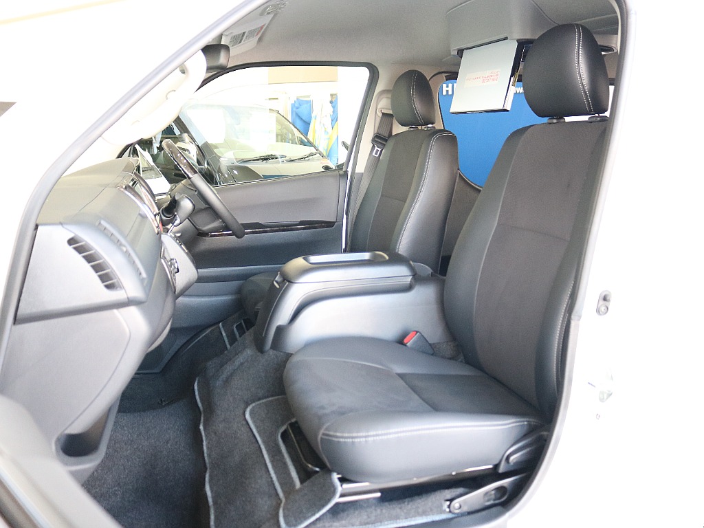 特別仕様車限定のハーフレザーシートになっております☆