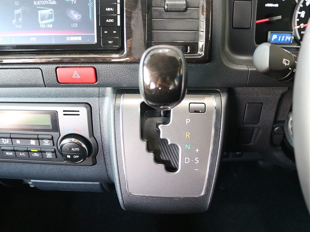 内外装、足回り、ナビと欲しい装備をパッケージングでコンプリートカスタム★もちろん追加カスタムもお任せください！どんなカスタムもお任せください！