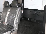 一番後ろのシートは両側跳ね上げが可能です♪♪