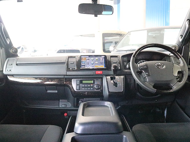 特別仕様車ダークプライムⅡですので高級感のある内装になっております♪♪