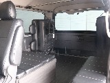 1番後ろの席は両側跳ね上げ可能です♪♪