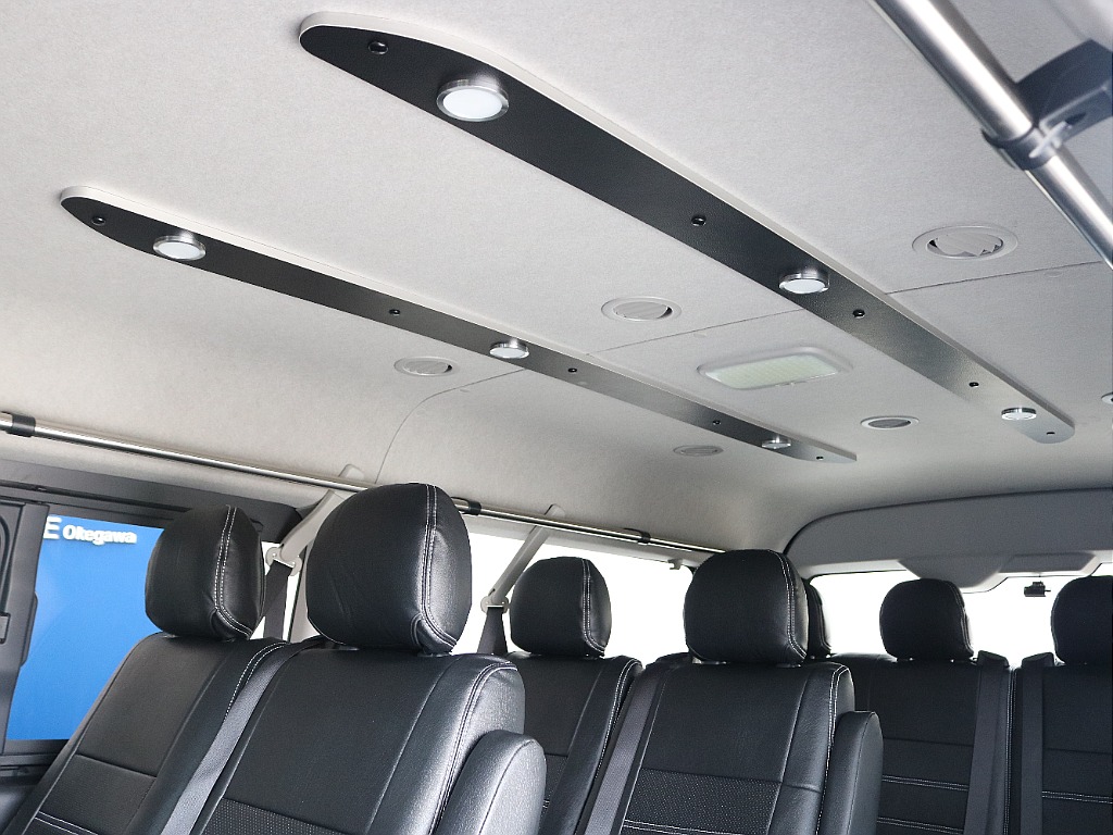 ダウンライトやサイドバーなど豪華装備が多数装着されております☆☆