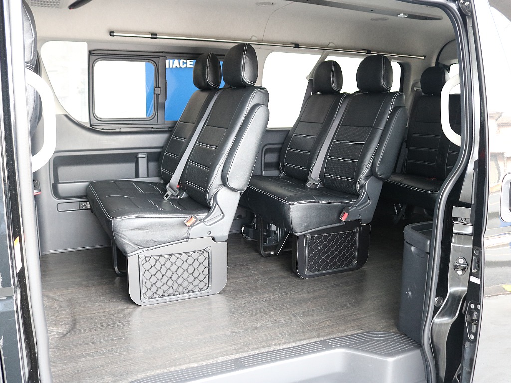 セカンドシート、サードシートは2人掛けになっております♪♪