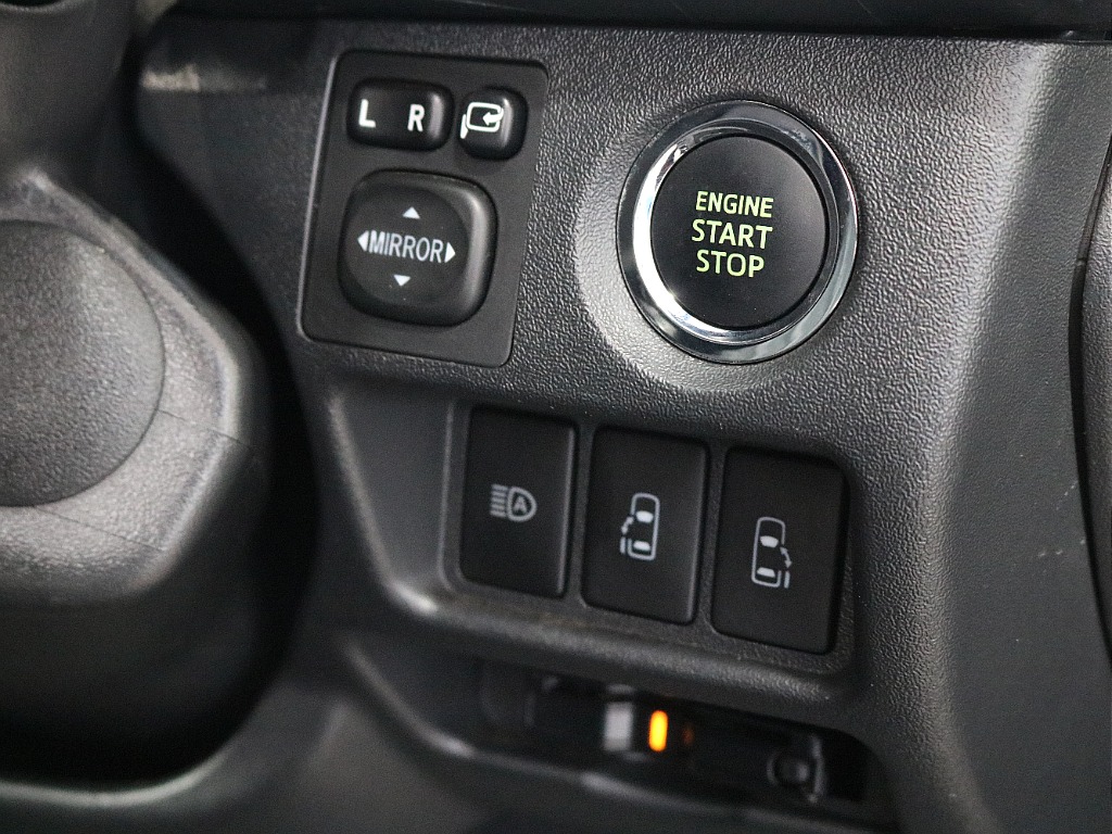 トヨタ ハイエースバン(4枚目)