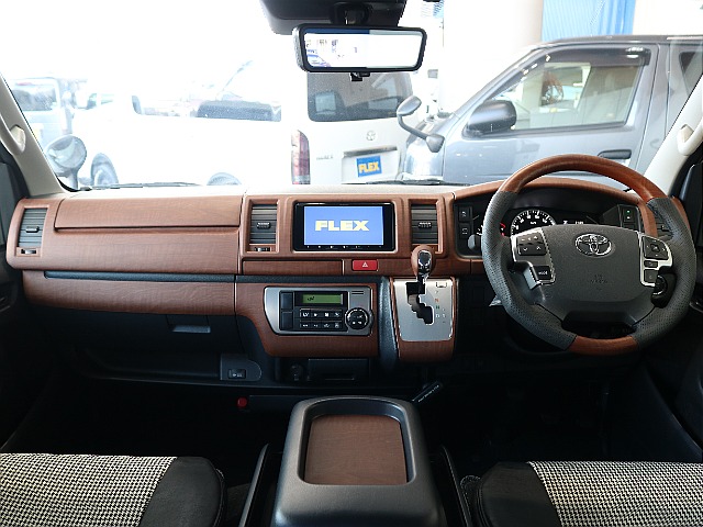 茶木目インテリアパネルセット装着済みで明るい車内空間になっております♪♪