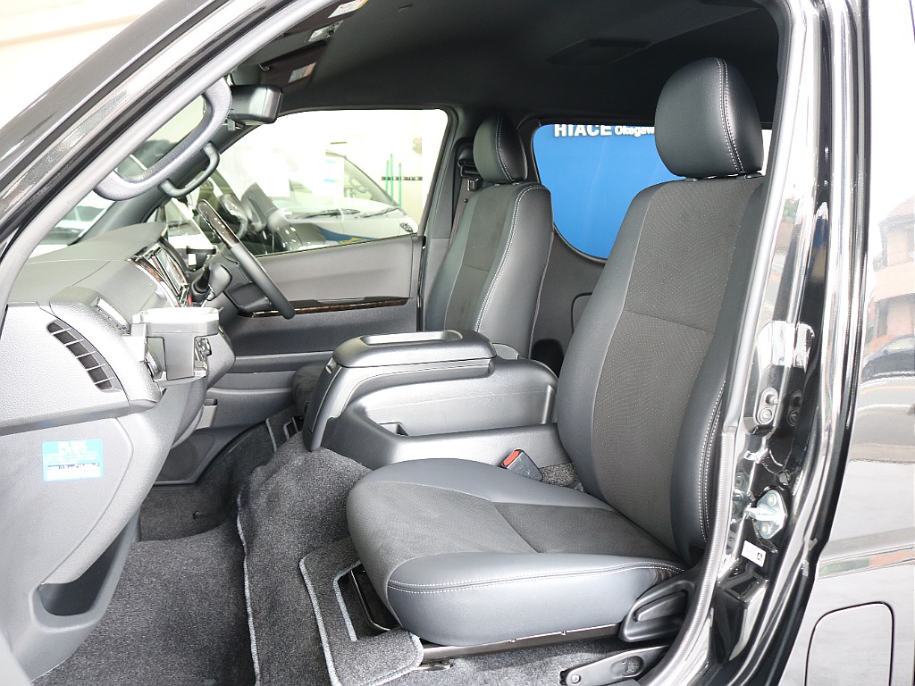 特別仕様車限定のハーフレザーシートなっております♪♪