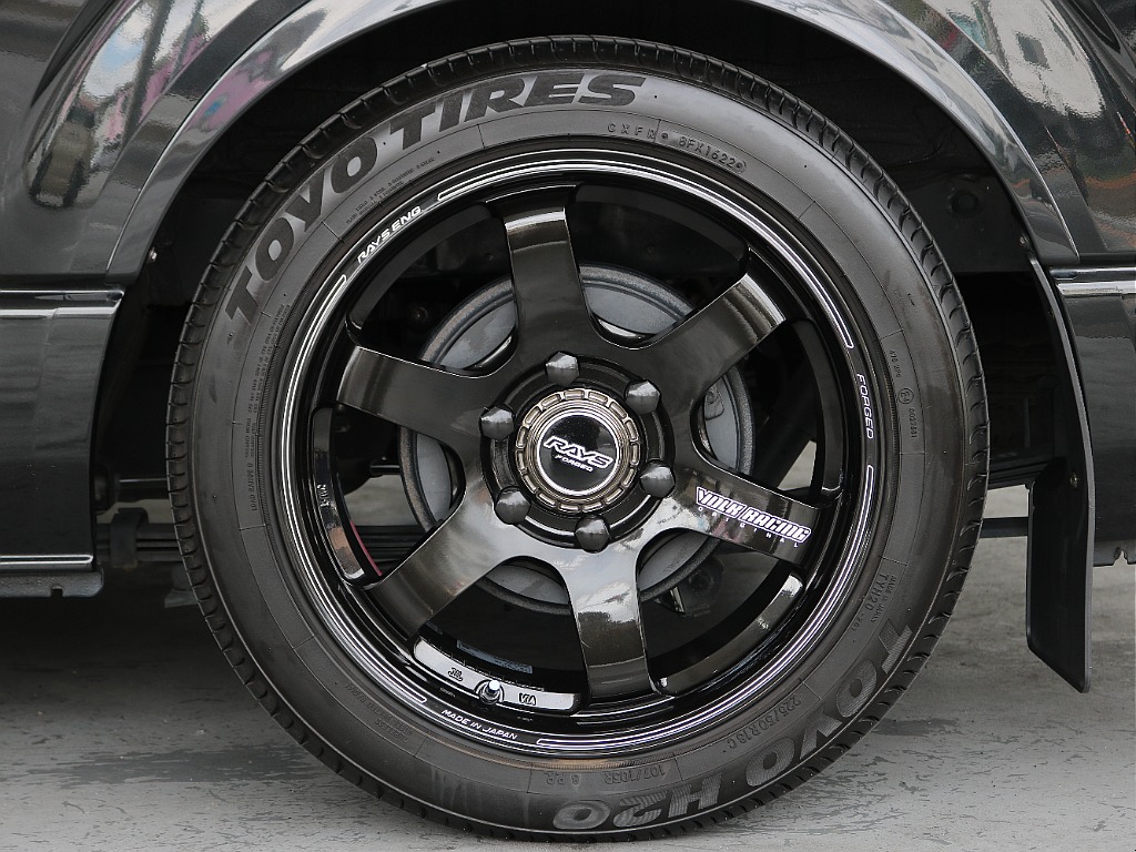 Rays TE37 18インチAWにTOYO H20タイヤの組み合わせになっております♪♪