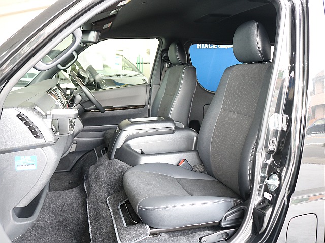 特別仕様車限定のハーフレザーシートなっております♪♪