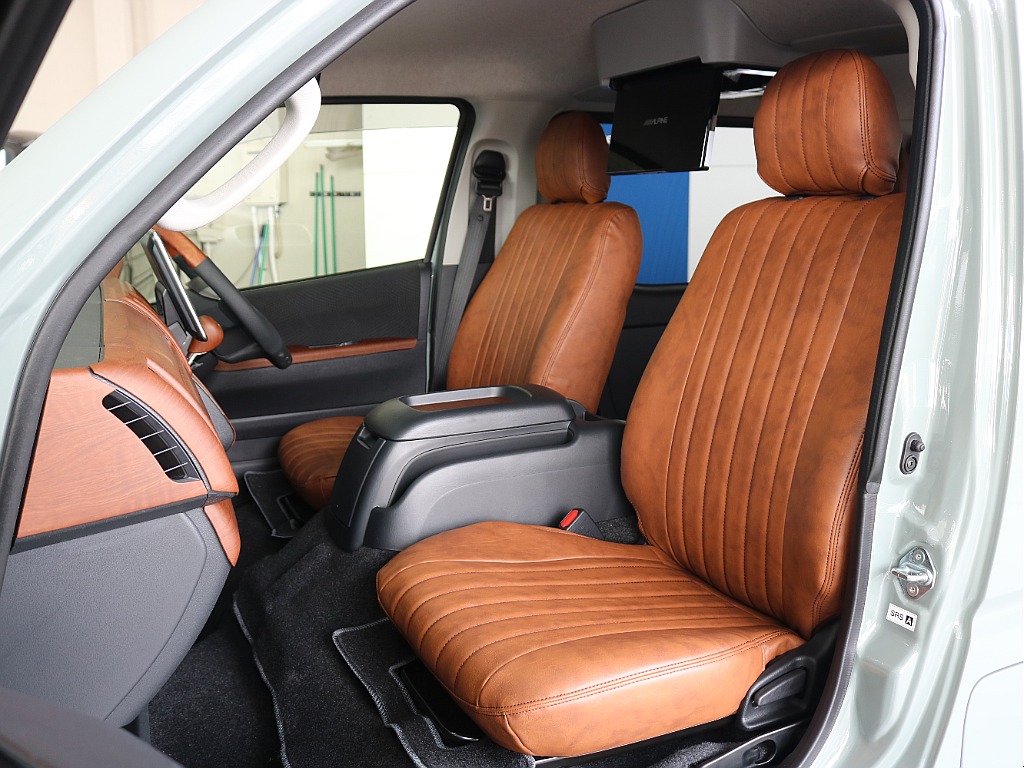 クラシックブラウンシートカバーを装着し、お洒落な車内空間になります☆☆