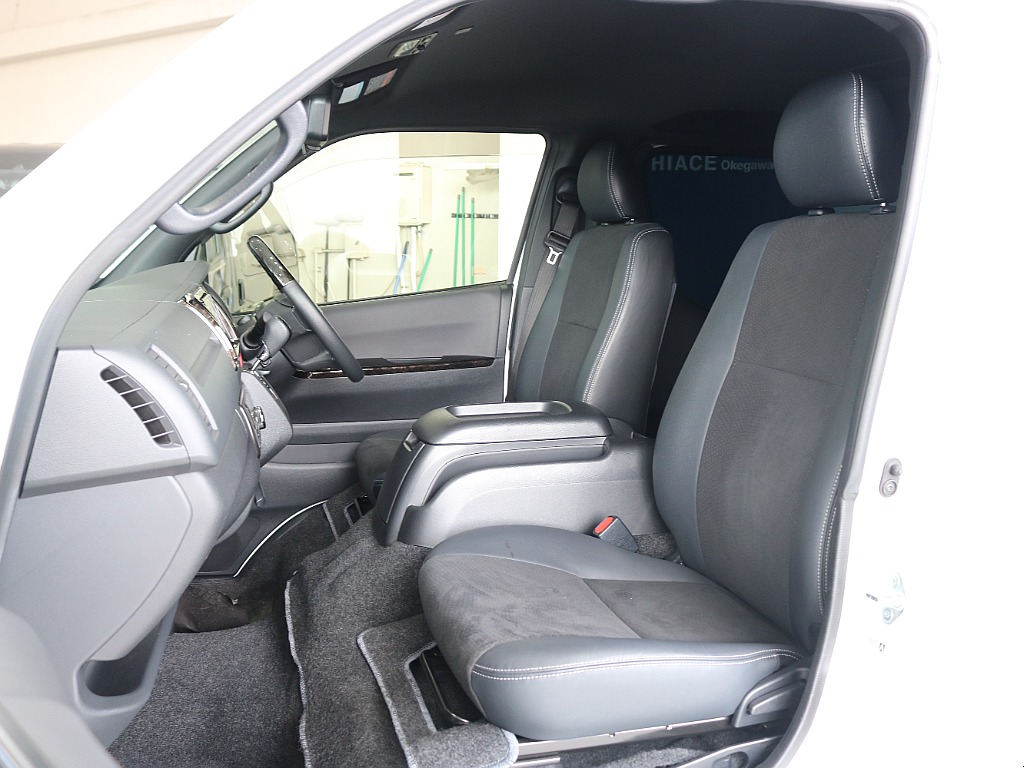 特別仕様車限定ハーフレザーシート装着済みです♪♪