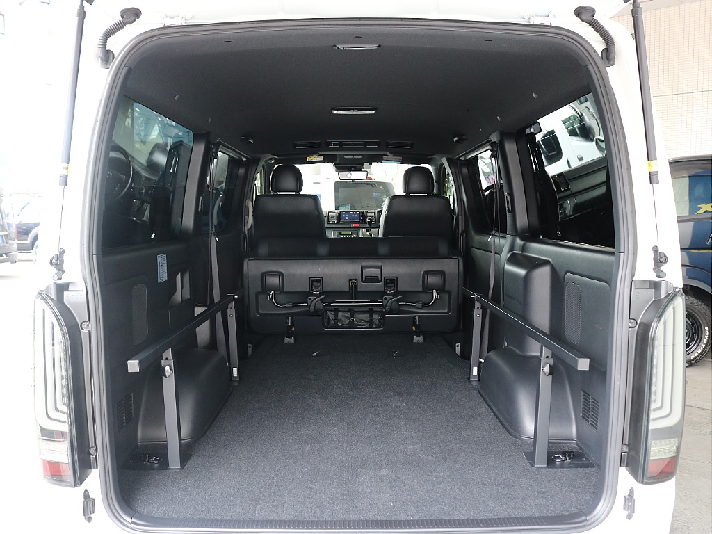 後席を跳ね上げれば長尺のお荷物も積載可能です☆☆