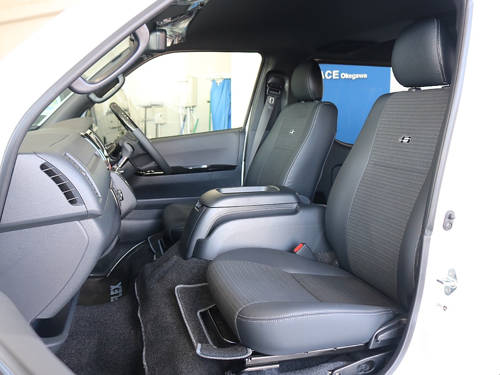 特別仕様車限定ハーフレザーシートにSのロゴが入っております♪♪