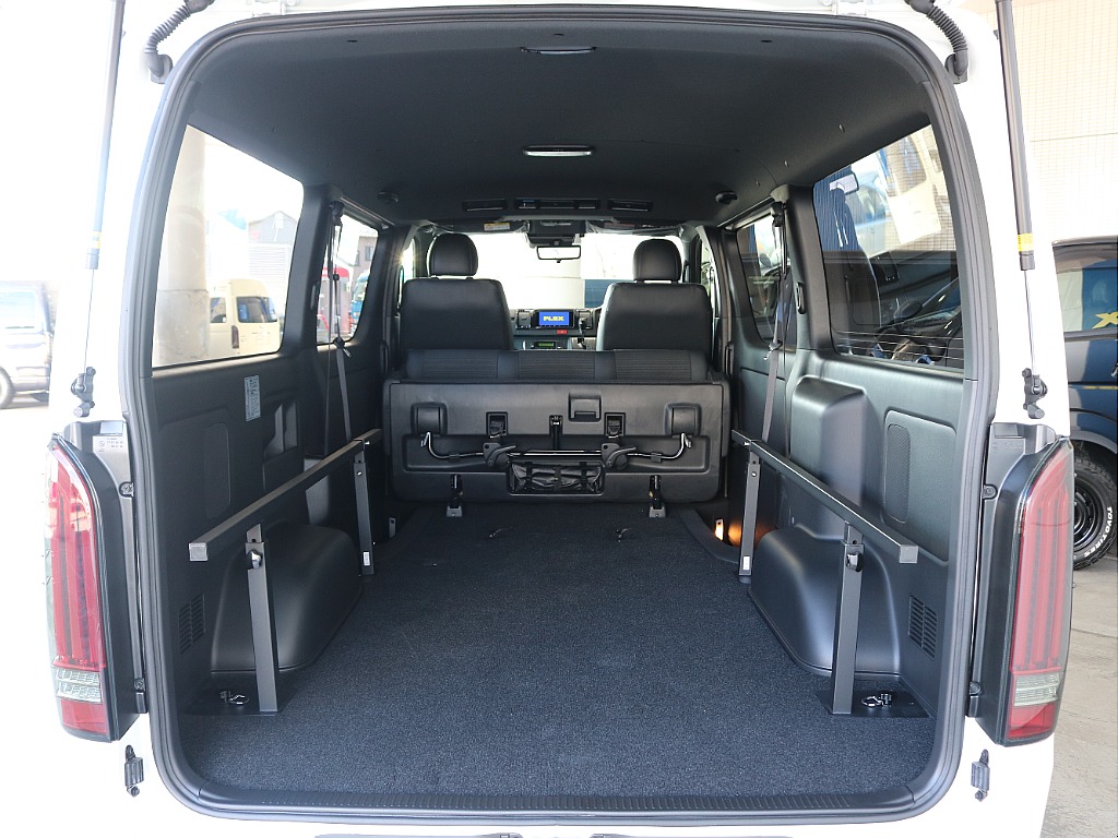 後席を跳ね上げれば長尺のお荷物も積載可能です♪♪
