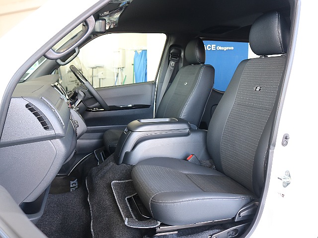 特別仕様車限定ハーフレザーシートにSのロゴが入っております♪♪