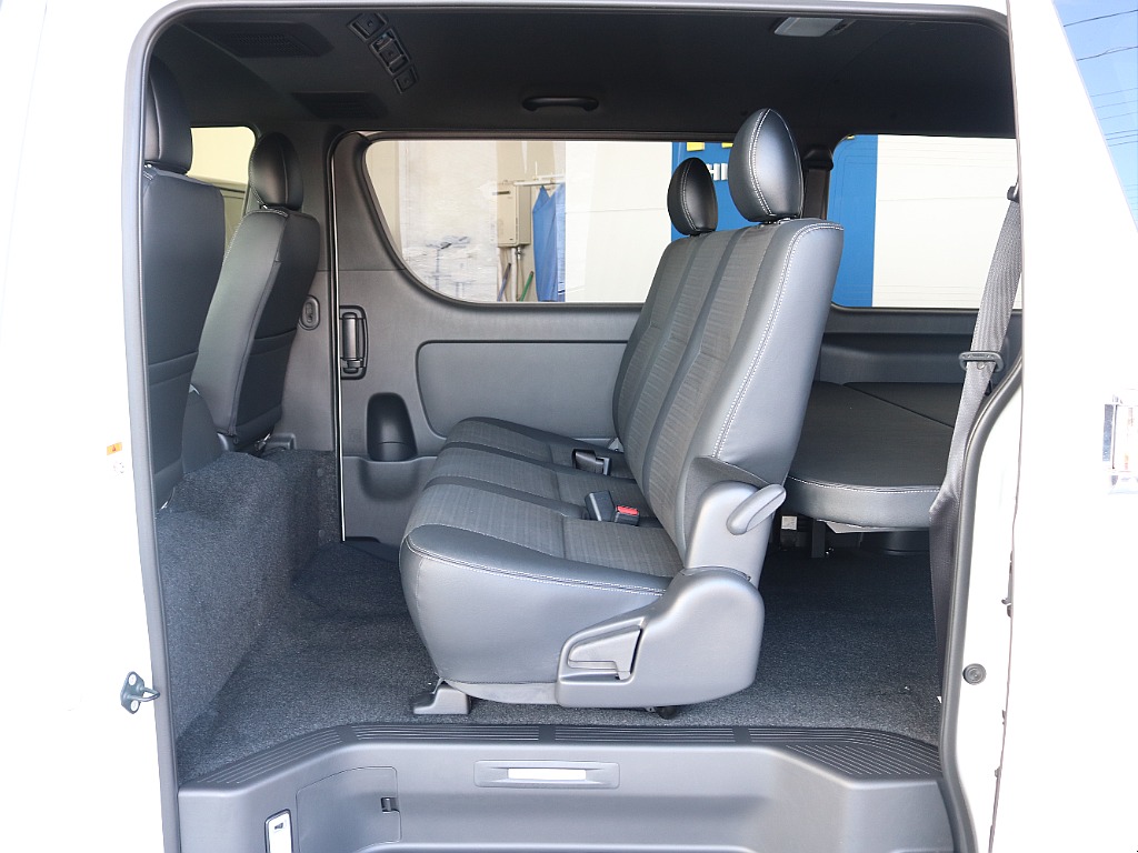 セカンドシートは3人掛けになっております♪♪