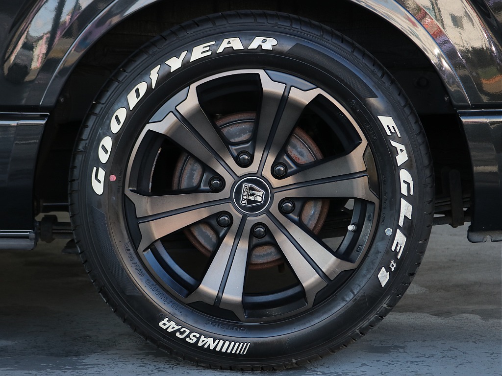 バルベロ・アーバン17インチAWにナスカータイヤの組み合わせになっております♪♪