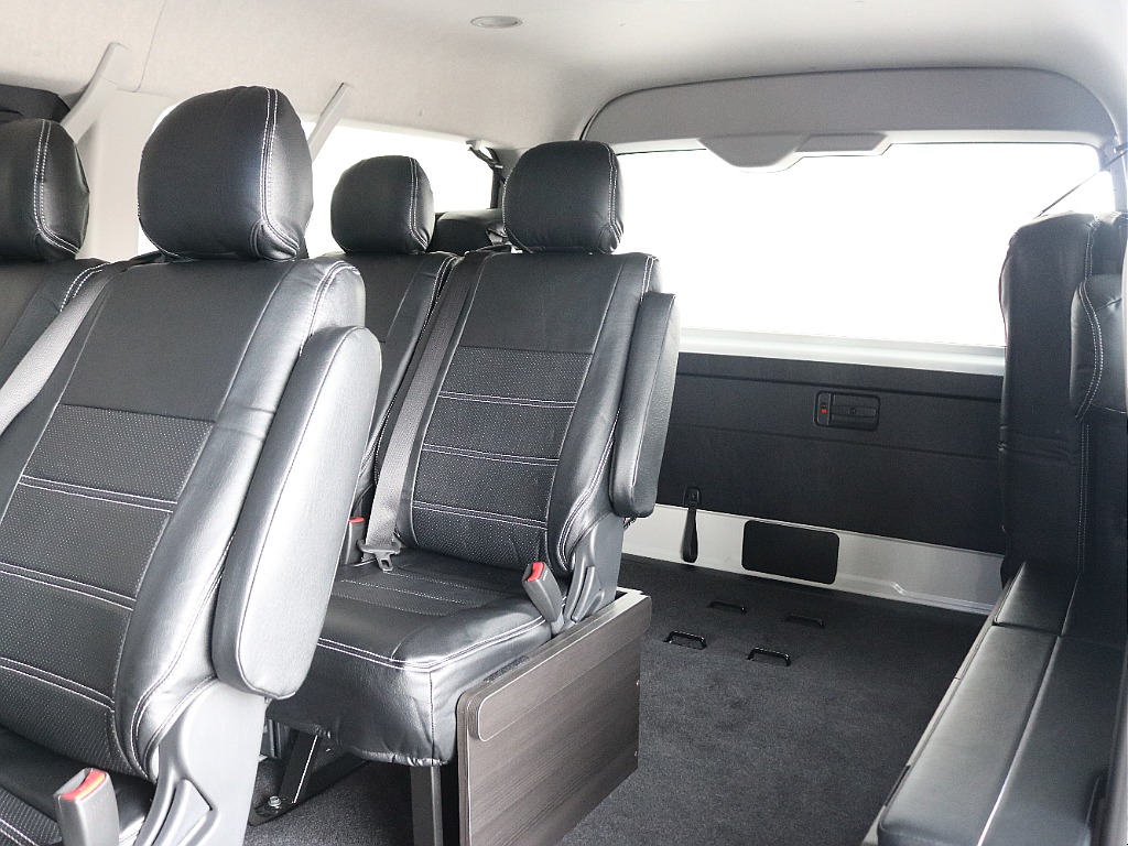 1番後ろのシートは両側跳ね上げが可能です♪♪