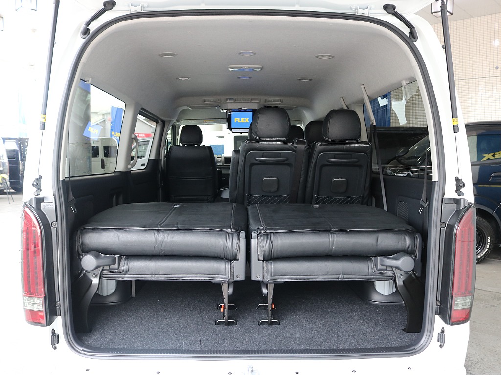 1番後ろのシートは様々なシートアレンジが可能です☆☆