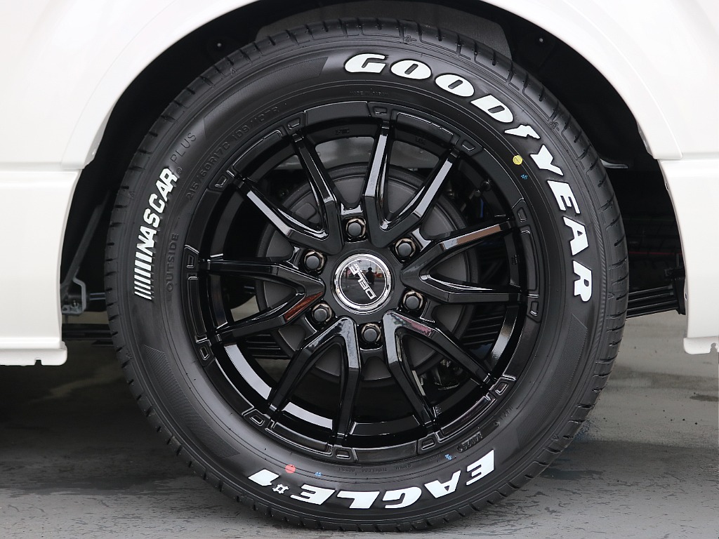 Delf06・17インチAWにナスカータイヤの組み合わせになっております♪♪