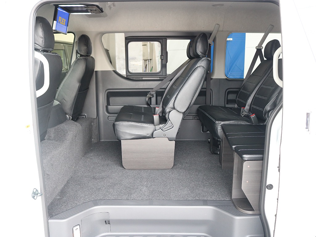 セカンドシート、サードシートは2人掛けになっております♪♪