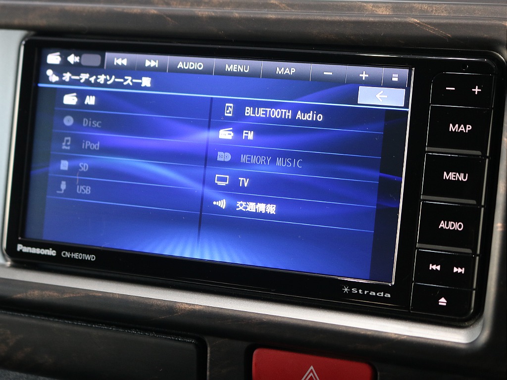 ストラーダ７インチナビが装着されております♪