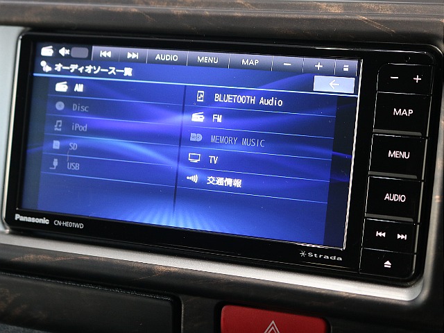 ストラーダ７インチナビが装着されております♪