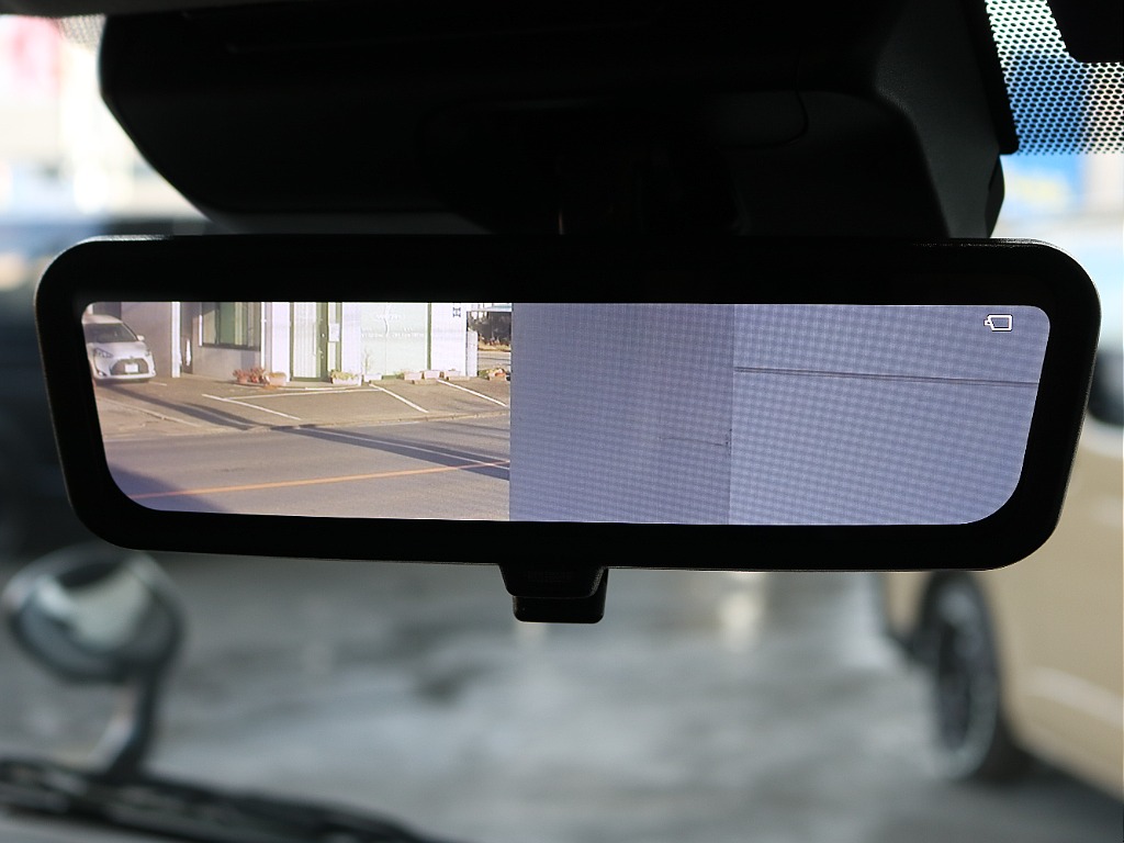 デジタルインナーミラーなので後方確認がスムーズです！