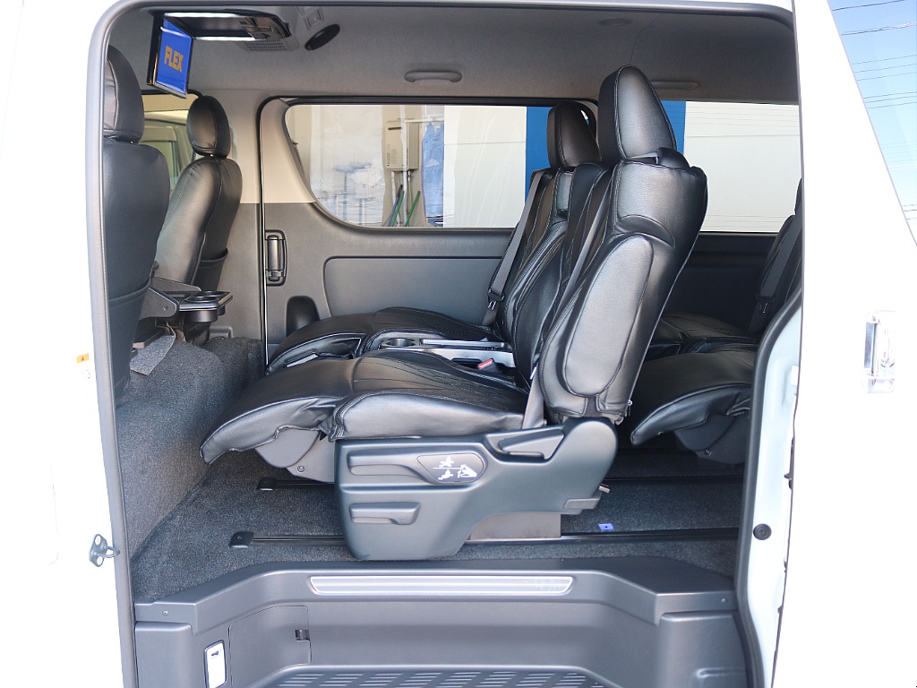 後席はリクライニングが可能になっております♪♪