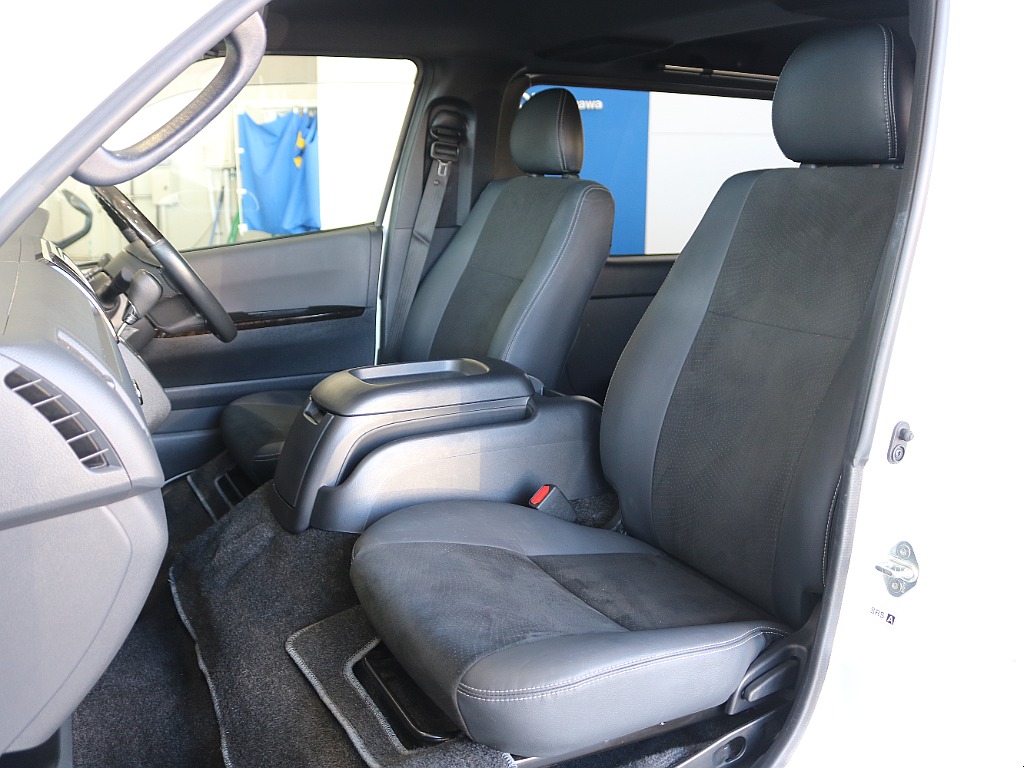 トヨタ ハイエースバン(2枚目)